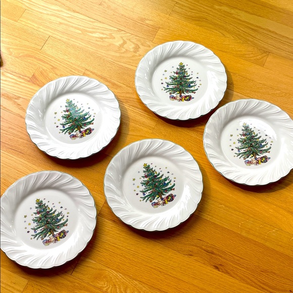 Nikko Ceramics Other - Five Nikko Happy Holidays 10.5 inches wide dinner plates.
